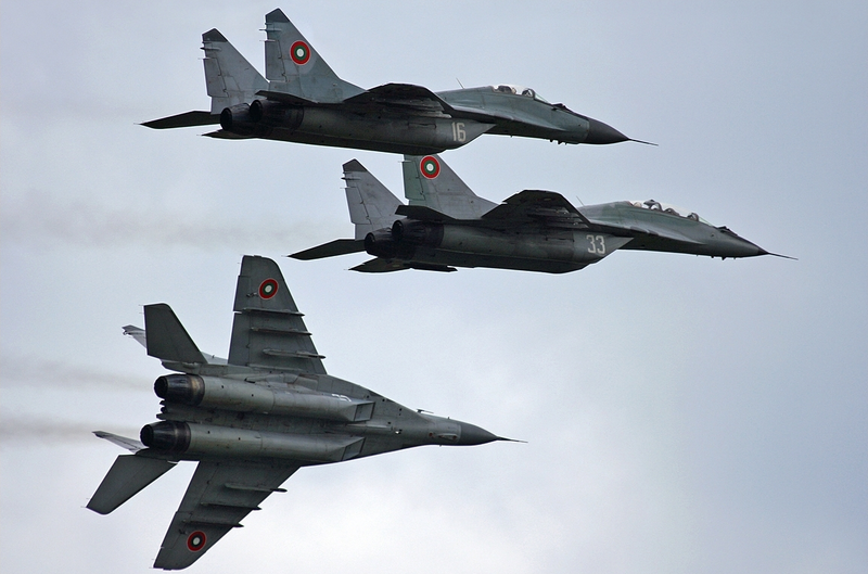 800px-BAF_MiG-29s_in_flight_Garchev_zpsb